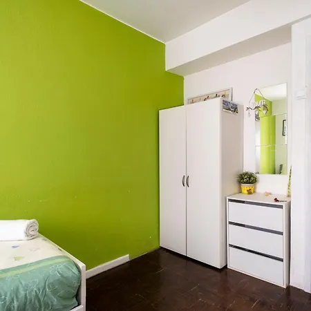 Private Near Airport And Oriente Station Alloggio in famiglia Lisbona